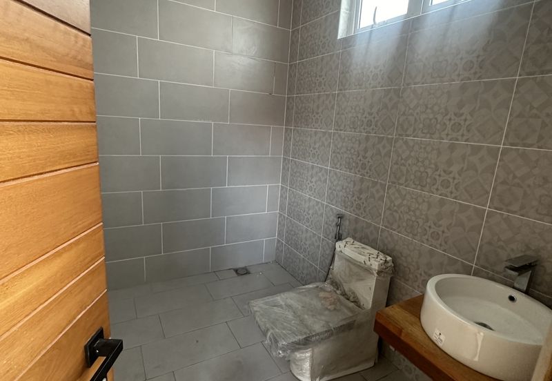 Bukit jelutong, shah alam 