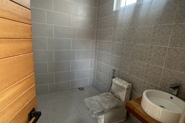 Bukit jelutong, shah alam 