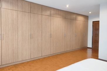 Merak Kayangan Court