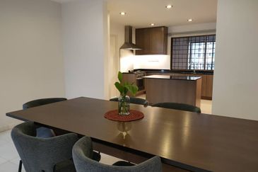 Merak Kayangan Court