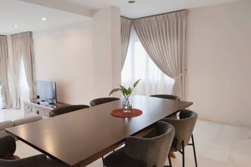 Merak Kayangan Court