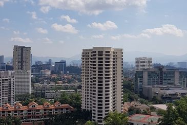 Merak Kayangan Court