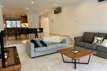 Merak Kayangan Court