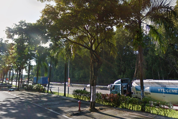 Mainroad fronting 4 storey shop-office