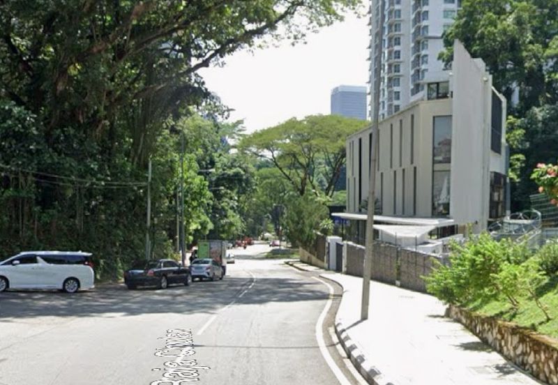 Commercial land in prime location