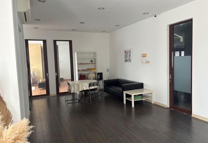 Well maintained office with 2 carparks