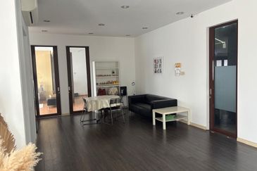 Well maintained office with 2 carparks