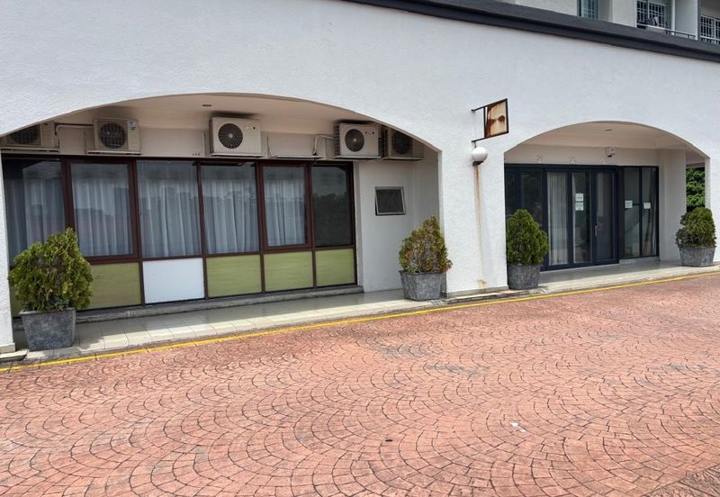 Well maintained office with 2 carparks