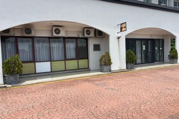 Well maintained office with 2 carparks