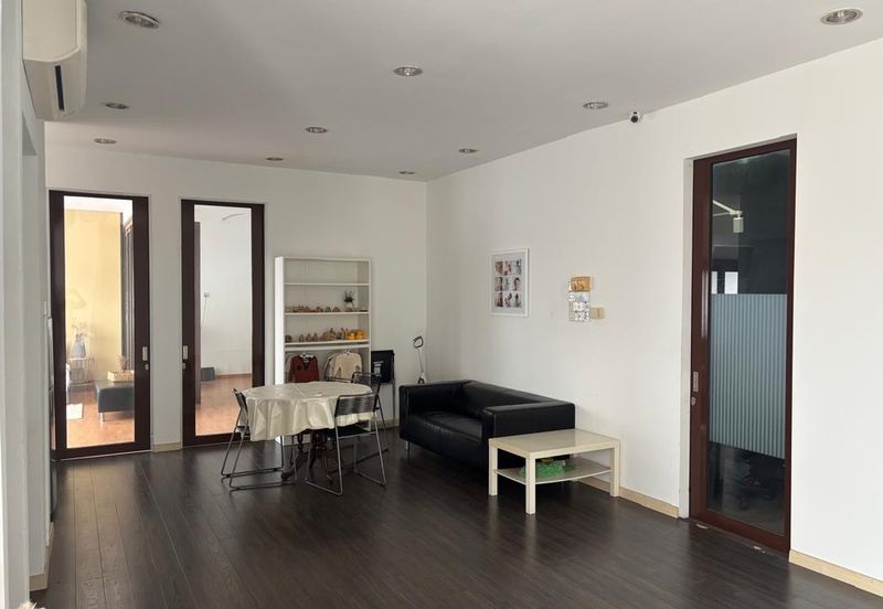 Well maintained office with 2 carparks