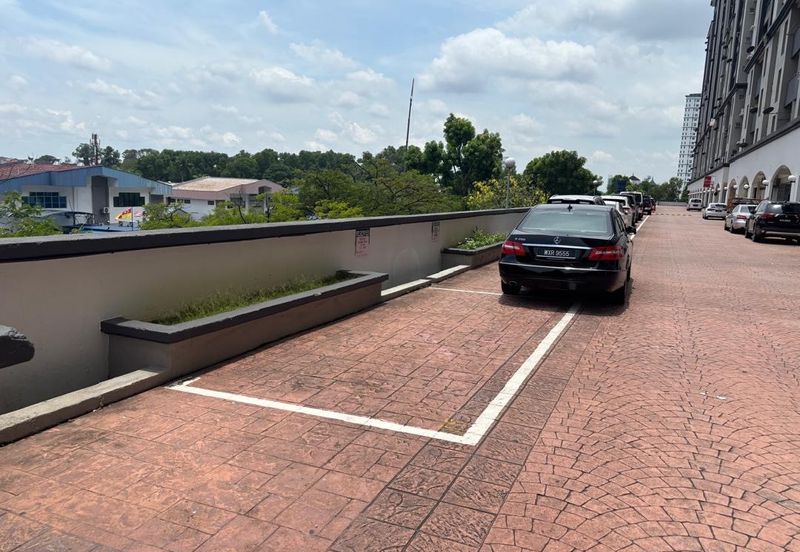 Well maintained office with 2 carparks