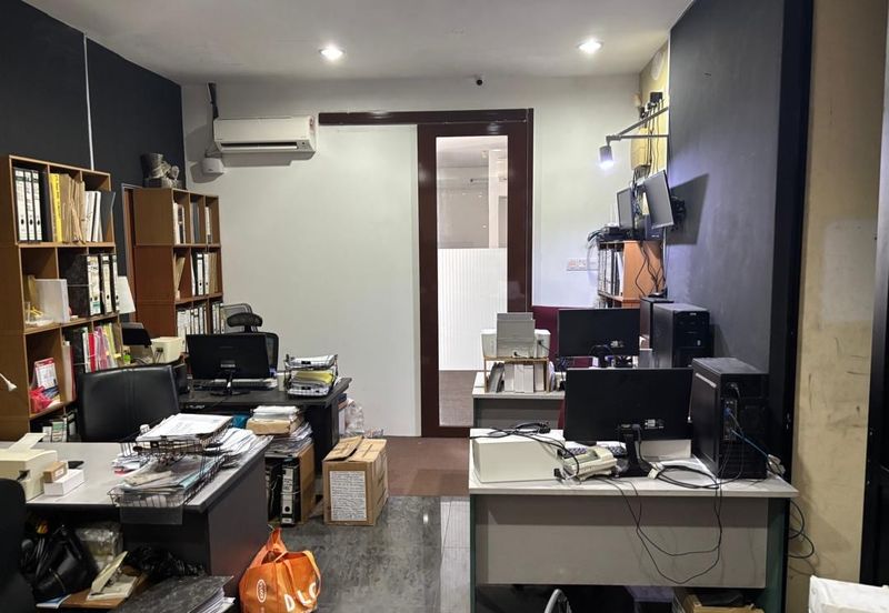 Well maintained office with 2 carparks