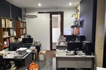 Well maintained office with 2 carparks