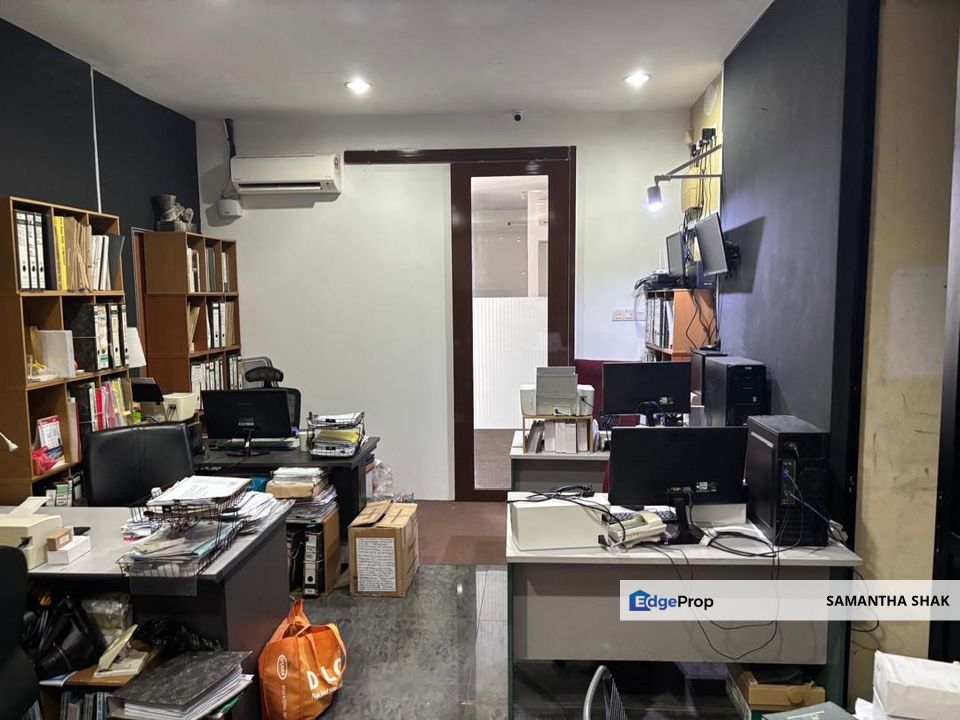 Well maintained office with 2 carparks, Selangor, Puchong