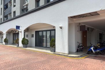 Well maintained office with 2 carparks