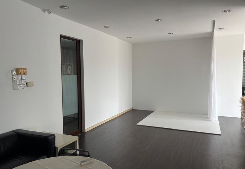 Well maintained office with 2 carparks