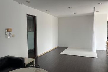 Well maintained office with 2 carparks