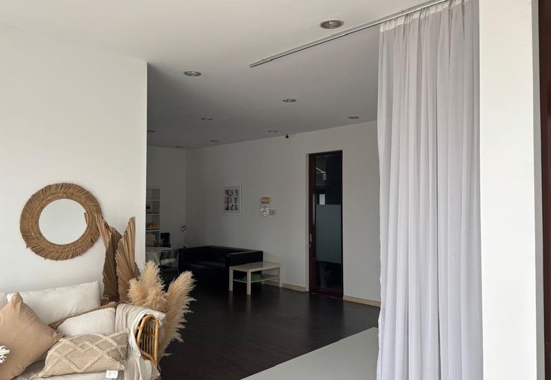 Well maintained office with 2 carparks