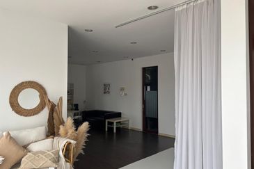 Well maintained office with 2 carparks