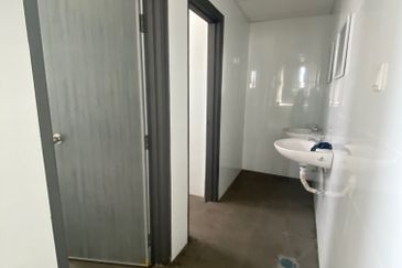 West Port, Pulau Indah