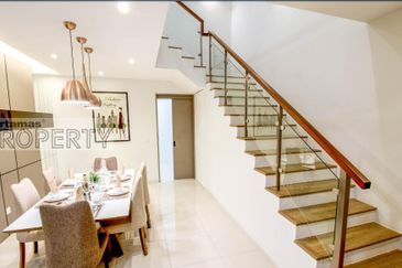 Fully Furnished Luxury Townhouse @ Tropical Villa, Seri Kembangan