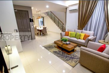Fully Furnished Luxury Townhouse @ Tropical Villa, Seri Kembangan