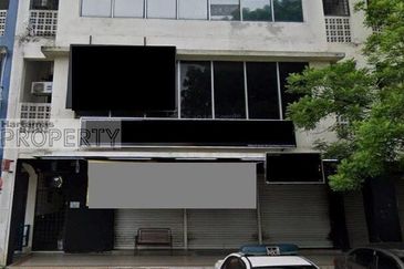 3 Storeys Shop Lot at Bandar Seri Putra, Bangi Kajang 43000 Selangor