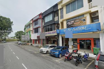 Facing Main Road 3 Storeys Shop Lot For Rent @ Bandar Seri Putra, Kajang Selangor