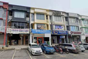 Facing Main Road 3 Storeys Shop Lot For Rent @ Bandar Seri Putra, Kajang Selangor
