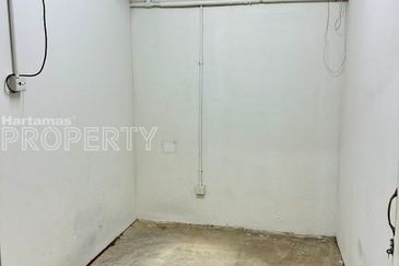 Facing Main Road, Office/ Retail at Kuchai Lama, Kuala Lumpur