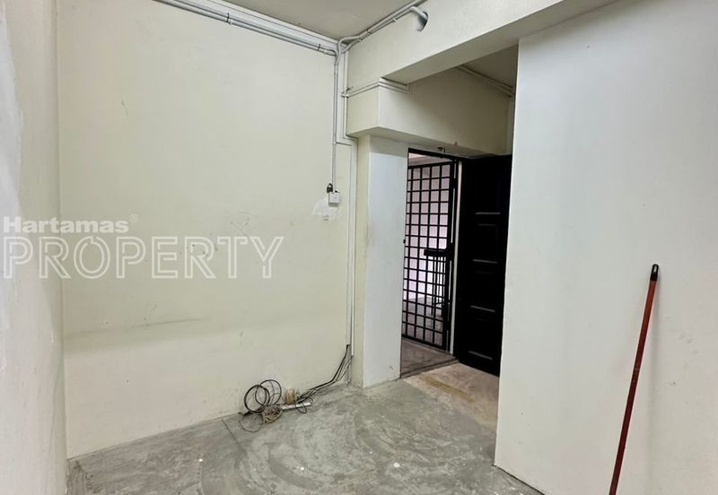 Facing Main Road, Office/ Retail at Kuchai Lama, Kuala Lumpur