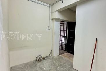 Facing Main Road, Office/ Retail at Kuchai Lama, Kuala Lumpur