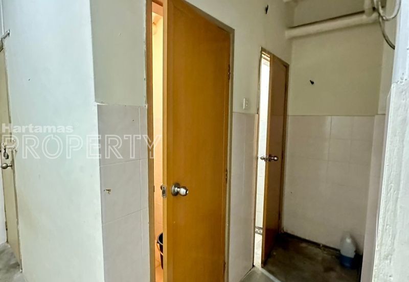 Facing Main Road, Office/ Retail at Kuchai Lama, Kuala Lumpur