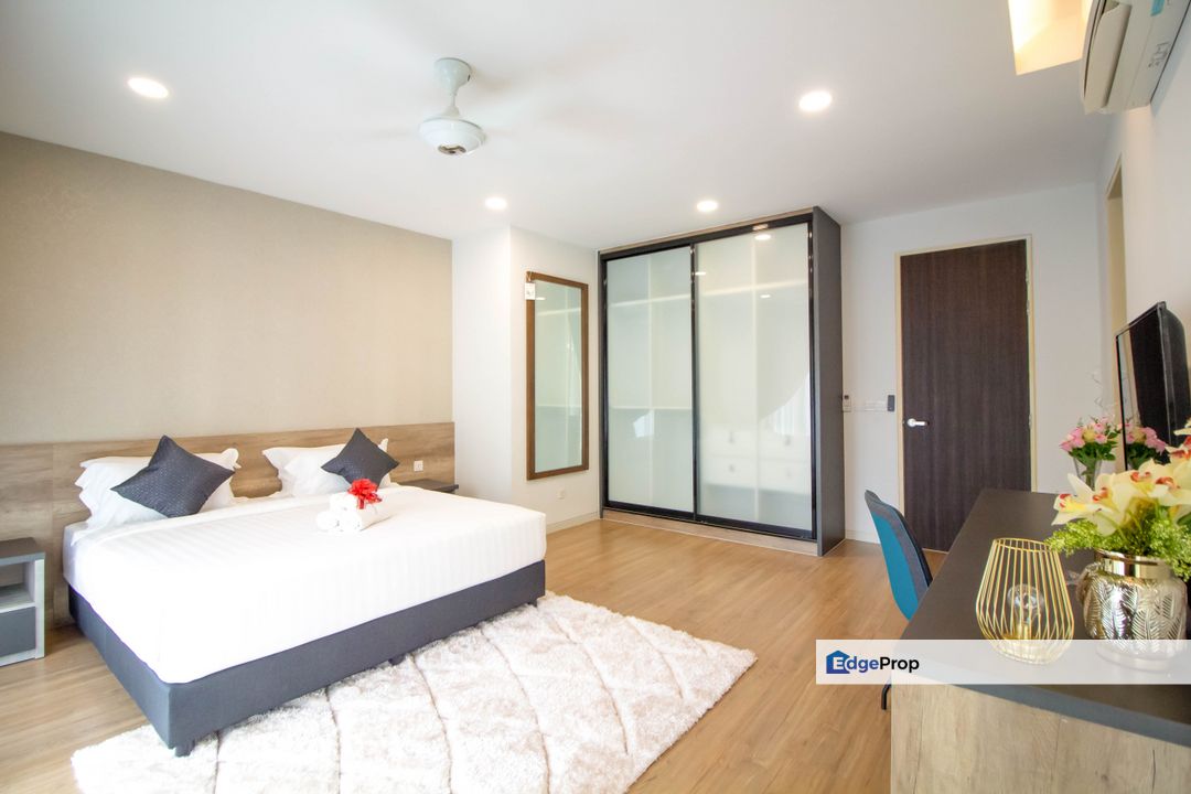 Luxury Family Suites with Roof Top Terrace, Fully Furnished @ Tropical Villa, Seri Kembangan Selangor, Selangor, Seri Kembangan