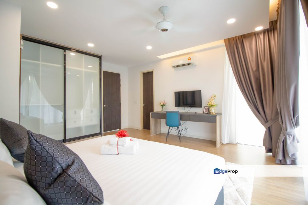 Luxury Family Suites with Roof Top Terrace, Fully Furnished @ Tropical Villa, Seri Kembangan Selangor, Selangor, Seri Kembangan