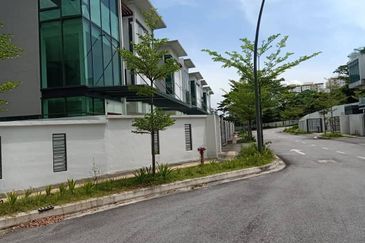 3 1/2 Sty Bungalow for Sale in Alam Desa Residence