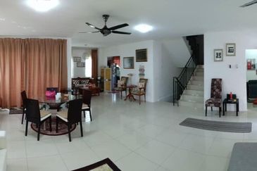 2.5 Storey Bungalow for Sale in Taman Salak Maju, 