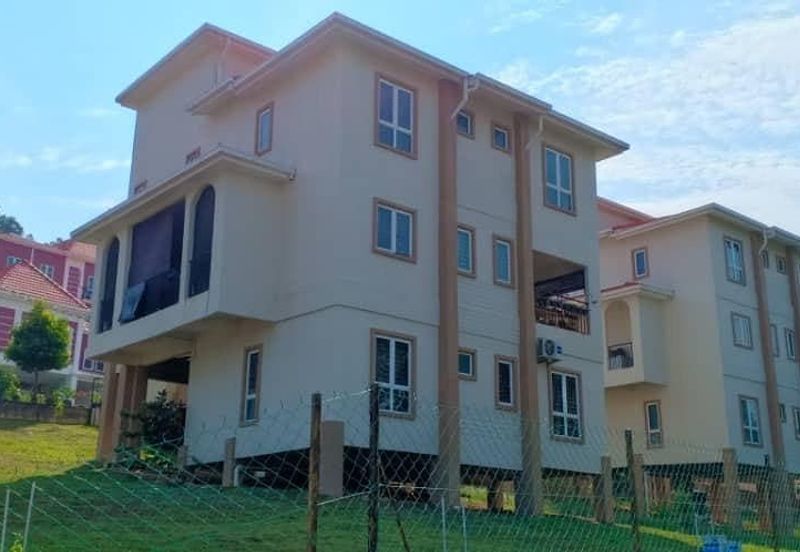 2.5 Storey Bungalow for Sale in Taman Salak Maju, 