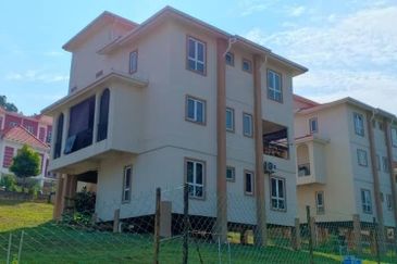 2.5 Storey Bungalow for Sale in Taman Salak Maju, 