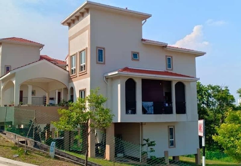 2.5 Storey Bungalow for Sale in Taman Salak Maju, 