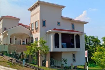 2.5 Storey Bungalow for Sale in Taman Salak Maju, 