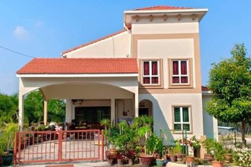 2.5 Storey Bungalow for Sale in Taman Salak Maju, 