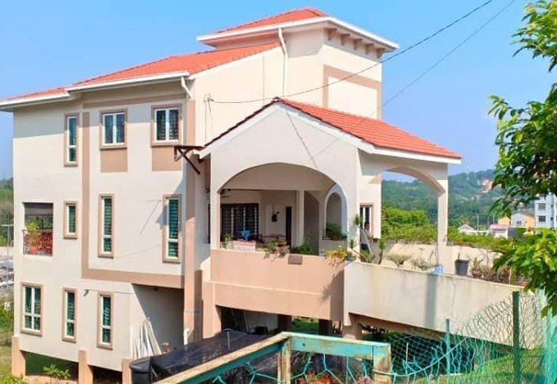 2.5 Storey Bungalow for Sale in Taman Salak Maju, 