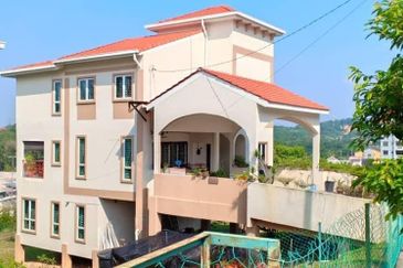 2.5 Storey Bungalow for Sale in Taman Salak Maju, 