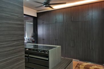 Freehold 3 Storey Superlink for Sale at The Peak Bukit Prima Cheras