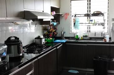 Freehold 3 Storey Superlink for Sale at The Peak Bukit Prima Cheras