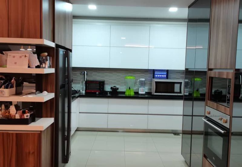 Freehold 3 Storey Superlink for Sale at The Peak Bukit Prima Cheras