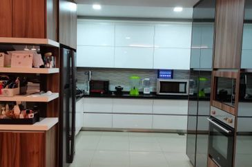 Freehold 3 Storey Superlink for Sale at The Peak Bukit Prima Cheras