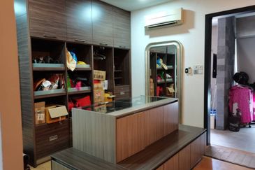 Freehold 3 Storey Superlink for Sale at The Peak Bukit Prima Cheras