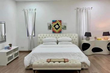 Corner Lot Renovated 3 Storey Semi D Laman Seri, Seksyen 13, Shah Alam